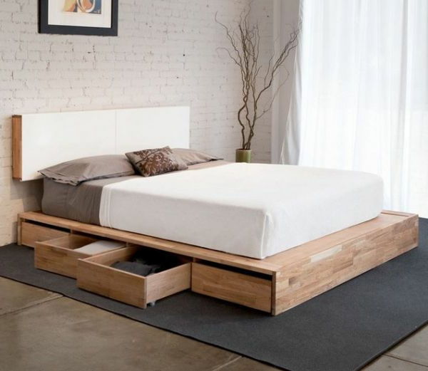 moderne bed-off-pallets - witte gordijnen ernaast