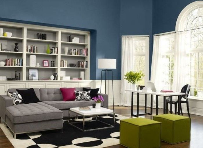 modern design-living-grå-soffa-och väggfärg bensin