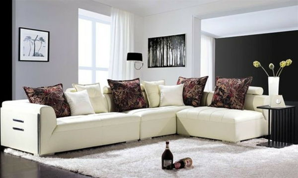 nowoczesna sofa-echo w kolorze białym - wiele poduszek do rzucania