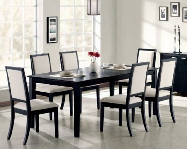 moderno-jedilnico-zanimive-bele-stoli