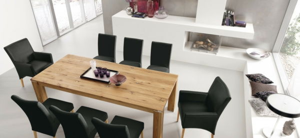 moderno-jedilnico-črno-chic-stoli-lesena miza