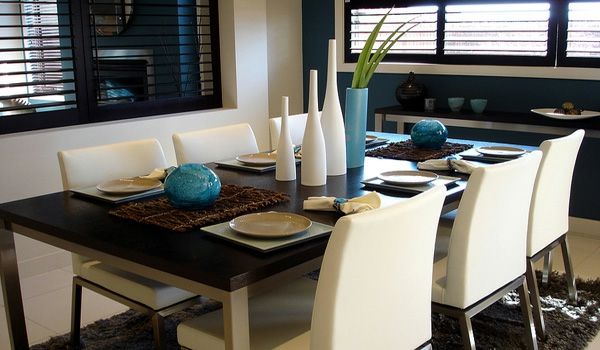 moderno-jedilnico-bele-pra-stoli