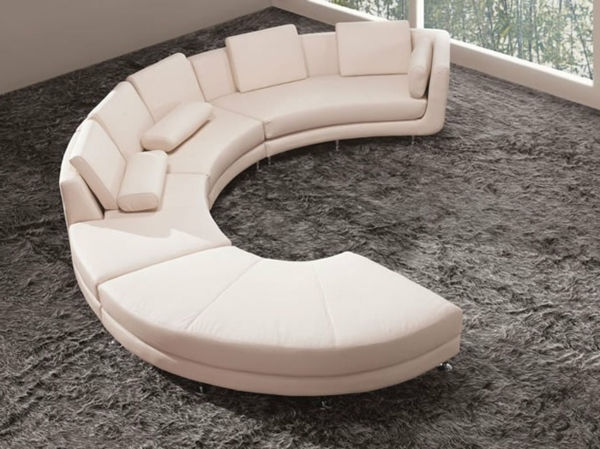 modern halvcirkelformad soffa och vitt