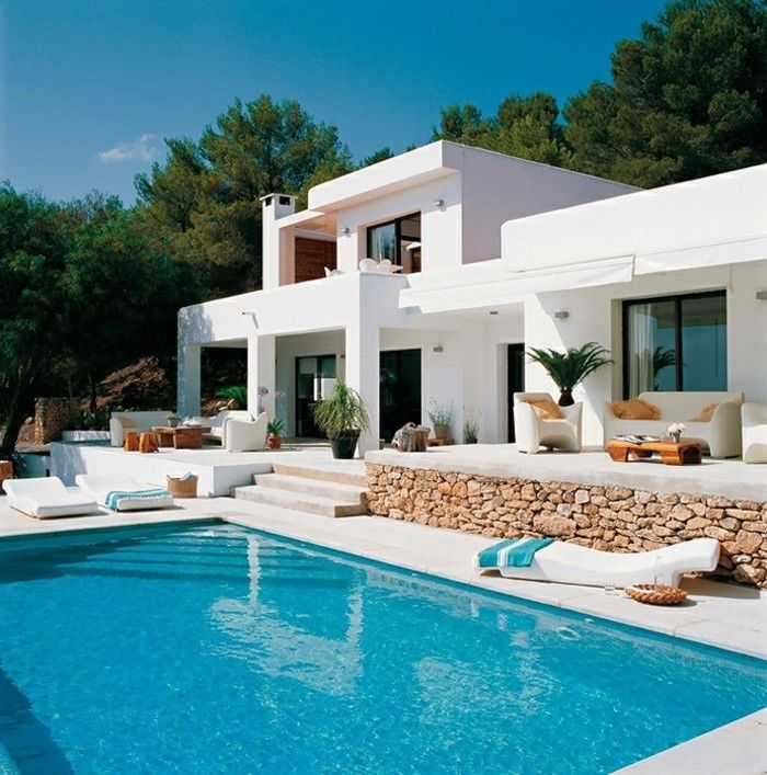 Modern ev-beyaz-minimalist ekipman-güzel-tasarım-ile-havuz