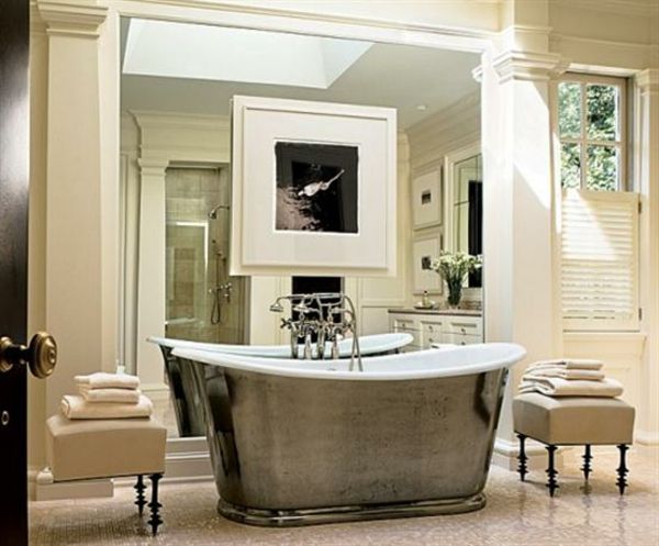 moderne-klassisk utseende-badekar med to avføring på begge sider
