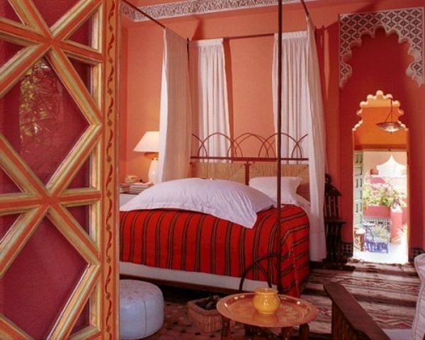 Röd vit och persika färg för en mysig sovrumsoutredning i orientalisk stil