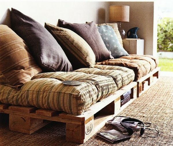 Moderna vacker-soffa-for-pallar