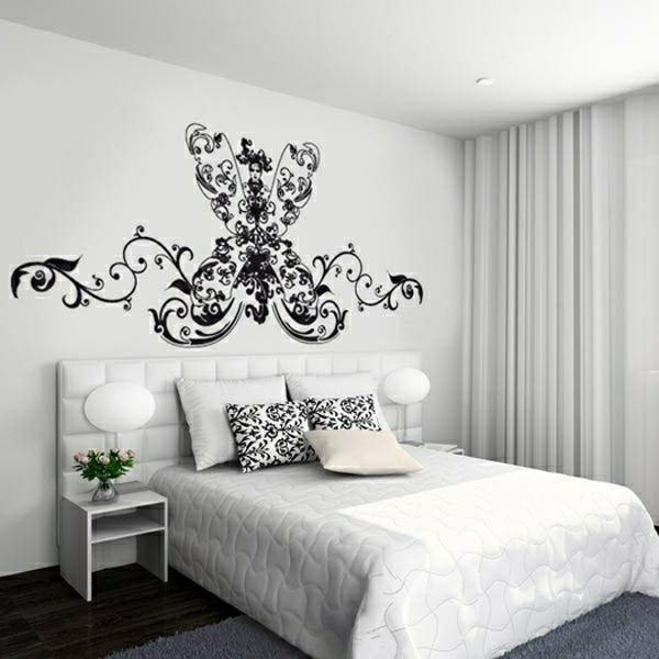 moderné vybavenie spálne - čierna maľovaná šablóna na stenu a biely dizajn