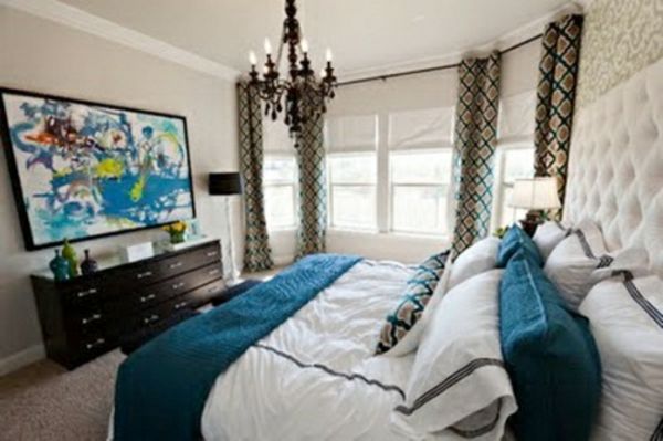moderno-spalnica-z-original-fens dizajn in veliko posteljo z mnogimi blazinami