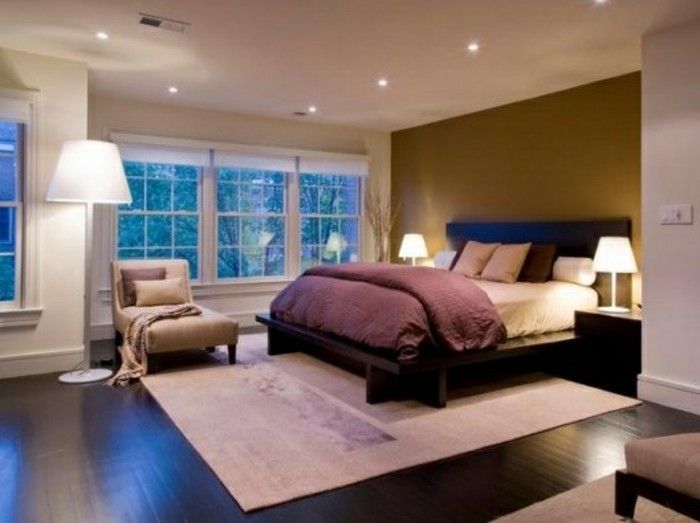 Moderná spálňa s prácou s veľmi pekné stropné svietidlá