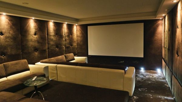 modern kanepe-in-the-home-sinema-rahat-atmosfer-zarif aydınlatma