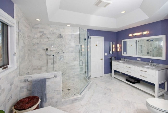 Modern-branco-banheiro-com-parede de vidro chuveiro