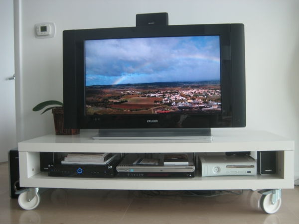 moderno-dnevna soba-tv-miza na mizi-bela miza in črna tv