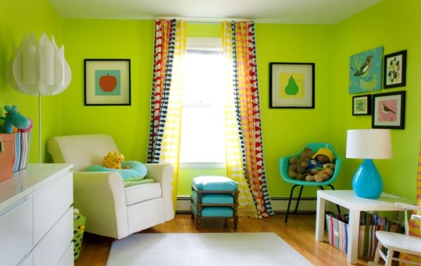 living-cameră-perete-culori-tendințe-verde-fotoliu alb