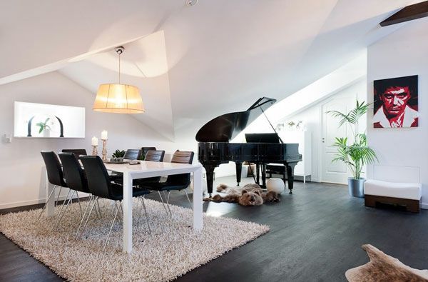 vardagsrum med piano för elegant inredning i penthouse