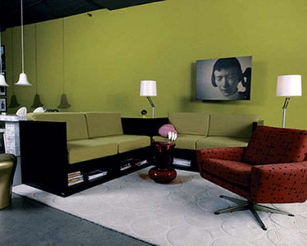 nowoczesny pokój z tapetą w kolorze oliwkowo-zielono-narożnikowym