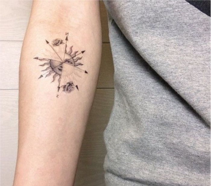 Ideja za črno majhno tetovažo s soncem, dve črni vrtnice in številne črne puščice