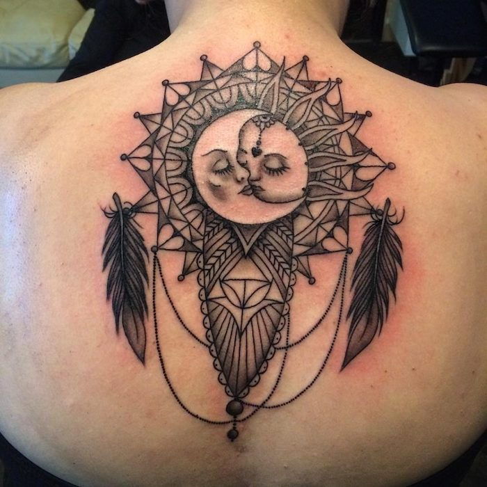 soarele și luna - ideea unui tatuaj cu un capcane de vis negru mare pe gât
