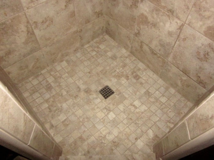 mozaika-prysznic-w-kolorze beżowym