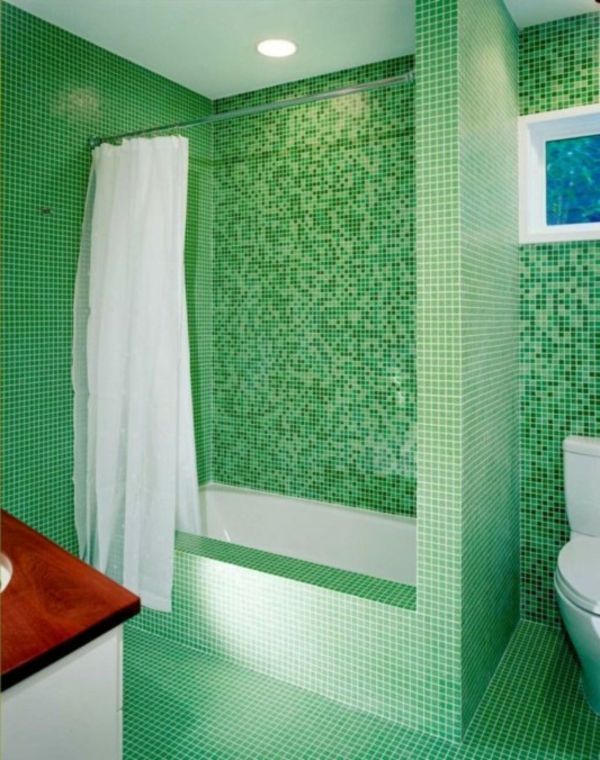 Mozaikinės plytelės - palankiai žalios spalvos užuolaidos, baltos spalvos