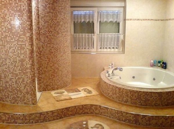 Mozaikinis modelis modernus vonios kambarys apvalios vonia