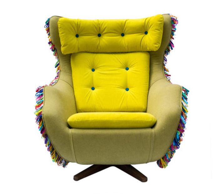 Vintage baldai, patogus fotelis, ryškios spalvos, interjero dizaino idėjos, skirtos gyvenamajam kambariui
