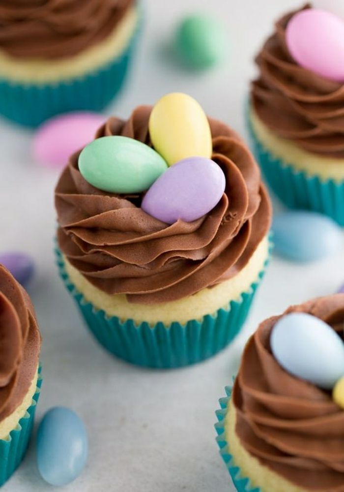 Cupcake okrašena s čokoladno smetano in fondantnimi jajci