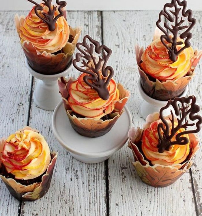 muffiny s oranžovým krémom a čokoládovými listami