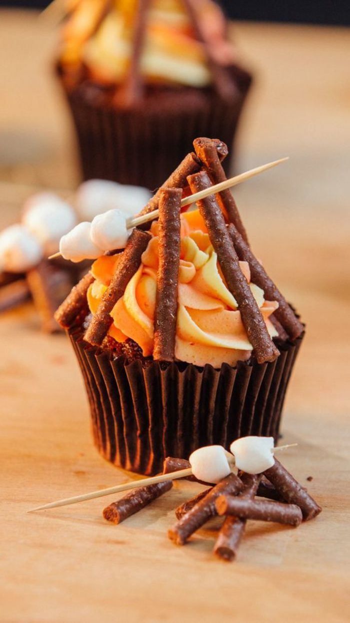 chladné muffinové dekorácie s čokoládou, pomarančovým krémom a sladkosťami