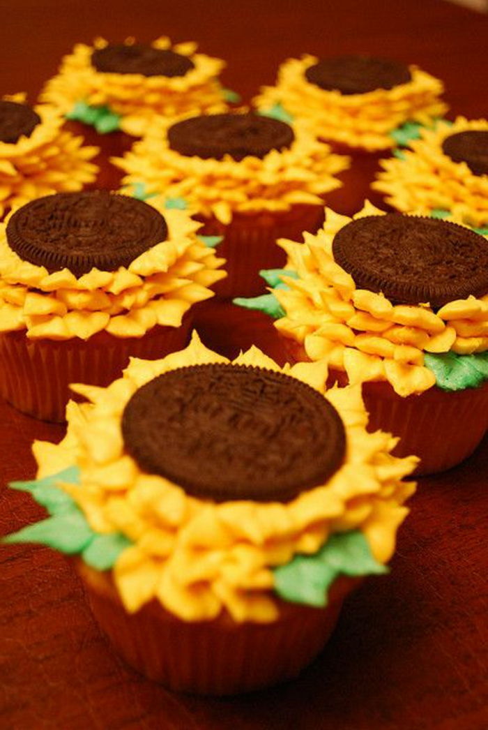 floarea-soarelui din cremă galbenă și biscuiți de oreo