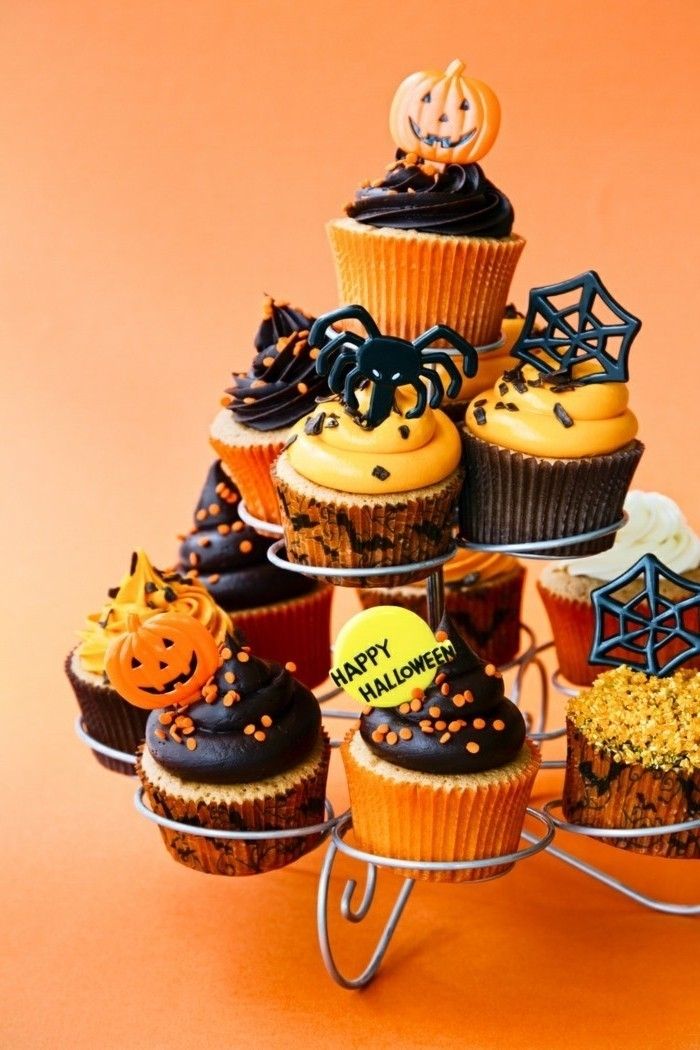 kolački-okrasitev-halloween cupcake piramida