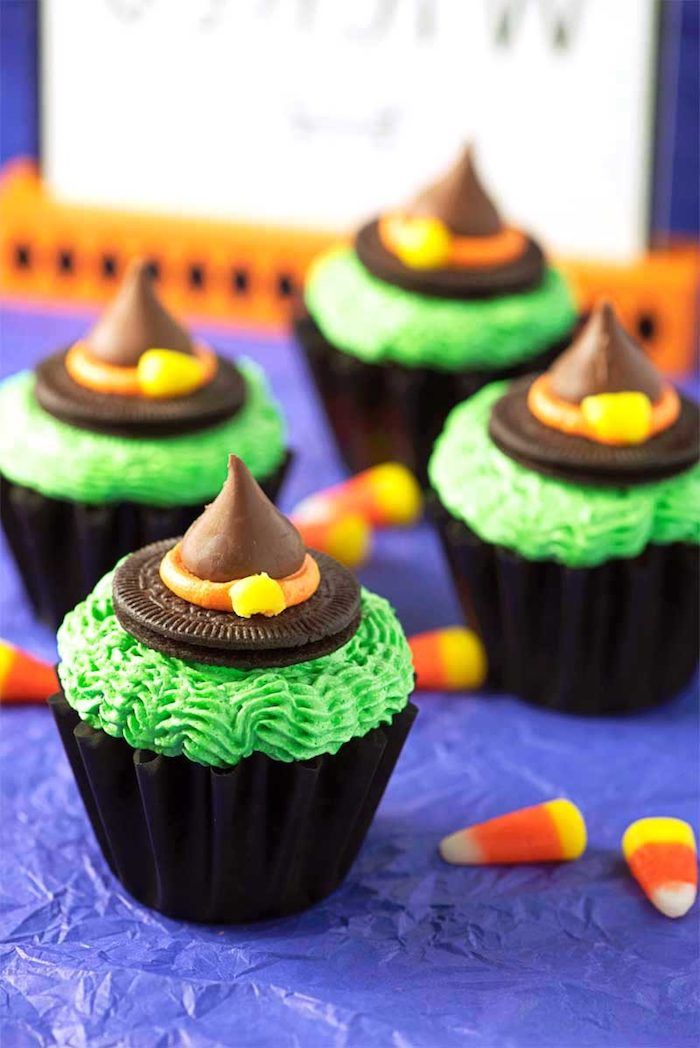 Halloween receptai, cupcakes dekoruoti žaliu sviesto kremu ir raganos kepurės, pagamintos iš oreo sausainių