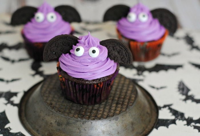 receitas do dia das bruxas, cupcakes monstruosos com asas de biscoitos oreo