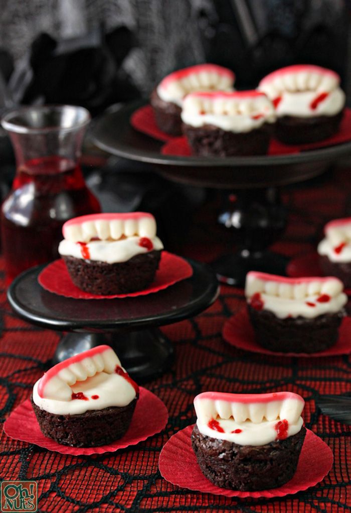 halloween oppskrifter, cupcakes med hvitt buttercream og jellybeans i form av vampyrtenner