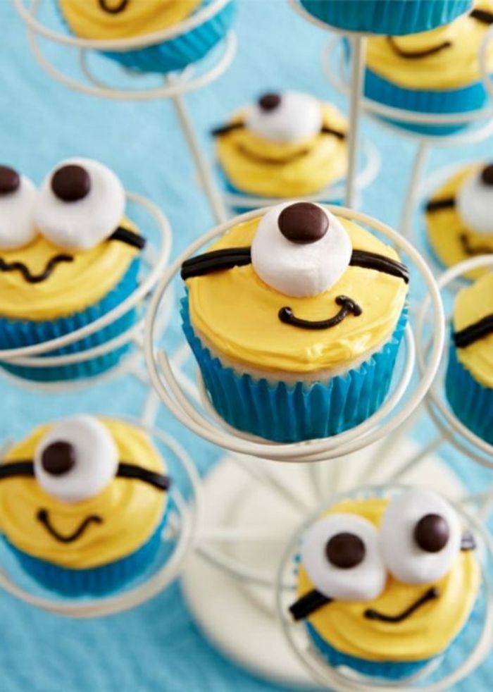 dekorere cupcakes som minion - gul krem, øyne laget av søtsaker