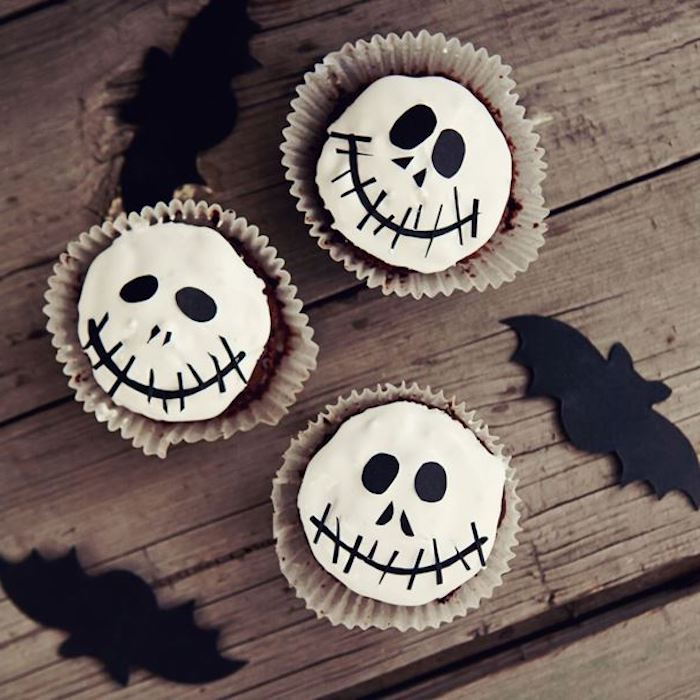 kepkite Halloween, dekoruokite cupcakes su grietine ir šokoladu