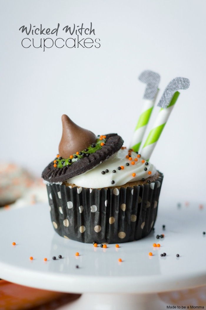 Receitas de Halloween, muffin de bruxa com chapéu de chocolate e biscoitos oreo e pernas de palha