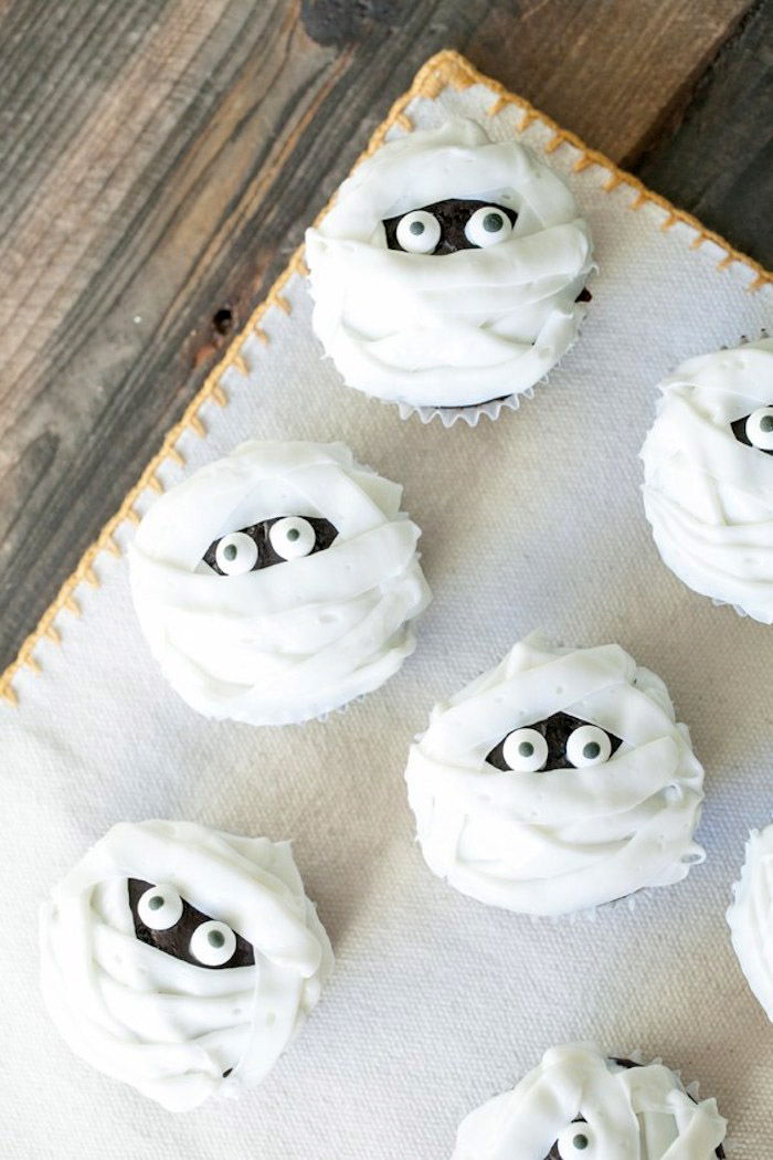 fazer receitas de halloween, muffin múmias, decorar cupcakes