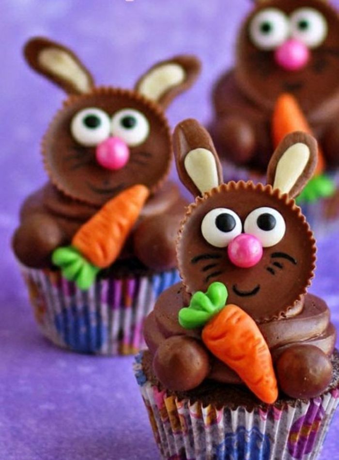 Bunnies z čokolády s mrkvou vyrobenou z fondantu a nosa vyrobené zo sladkostí