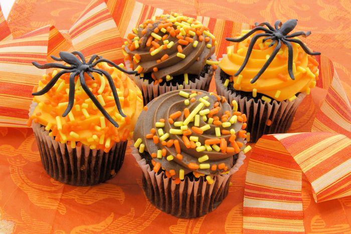 halloween oppskrifter, lage cupcakes selv, store edderkopper laget av sjokolade