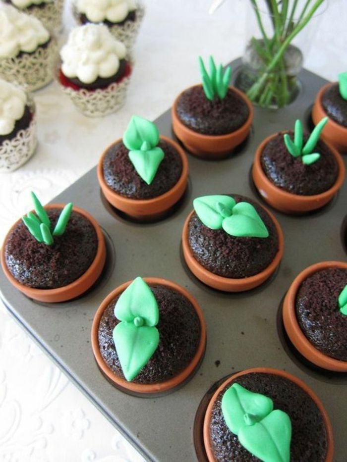 ciocolată cupcakes decorate cu frunze verzi de fondant