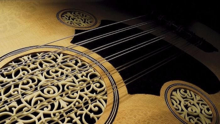 strop ukulele zdobený rezbami a kresbami, dva páry strún so zlatou farbou, štyri reťazcové páry s bielou farbou