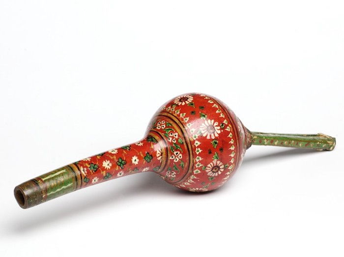 Pungi din India pentru a calma cobra, lemn vopsite în roșu cu flori albe și verzi