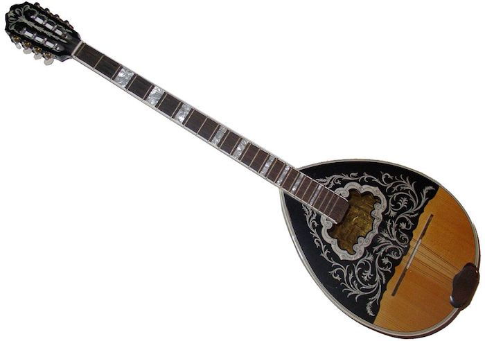 Bouzouki s telom v dvoch farbách - hnedá a čierna, bohato pokrytá perličkou, strunový nástroj s dlhou rukoväťou