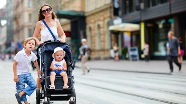 anne-ve-her-çocuk-walk edilmektedir-in-the-şehir