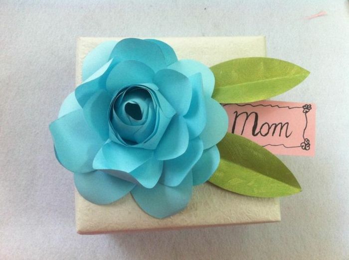blå rose med grønne blader med innskrift Mother - Mother's Day Gaveideer