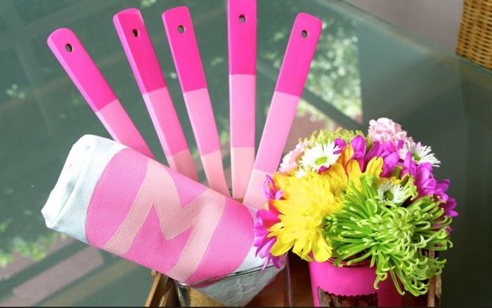 rosa gaveideer for morsdag - alle nyttige ting på glassbordet