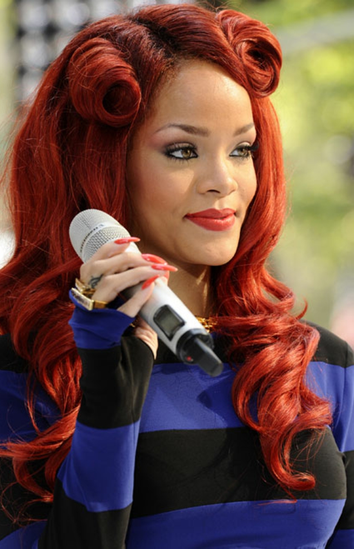 Rihanna rdeče lase rdeča pričeska dolgih lasulih las dolge čipke nohtov v rdeči barvi pevec