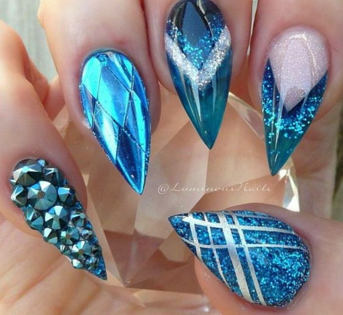 decorare le unghie da soli idee di decorazione nei colori blu blu e elementi in argento per decorare