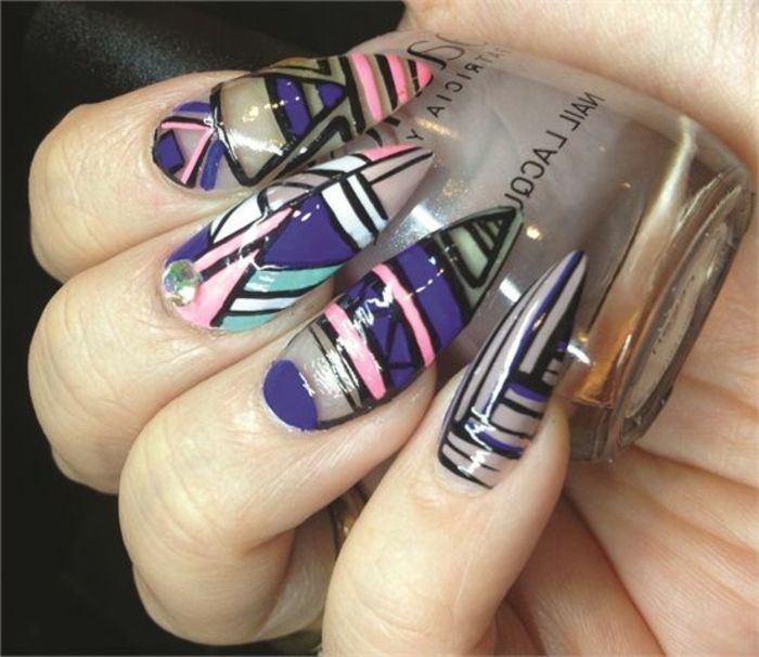 idee di design per unghie per modellare bellissime unghie colorate da sole modellando e dipingendo con lo smalto per unghie